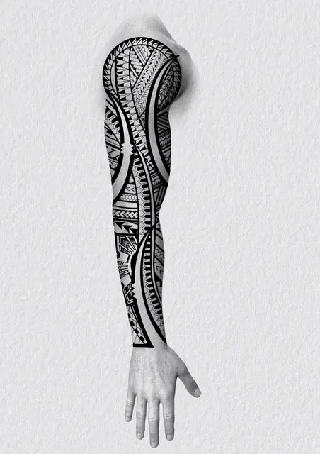 Diseño de tatuaje polinesio disponible para reservar con motivos maoríes y espirales koru, dibujado por Leo Martínez en Koru Tatau · A Sailor's Grave Tattoo Barcelona, Granollers.