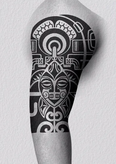 Diseño de tatuaje polinesio disponible para reservar con motivos maoríes y espirales koru, dibujado por Leo Martínez en Koru Tatau · A Sailor's Grave Tattoo Barcelona, Granollers.
