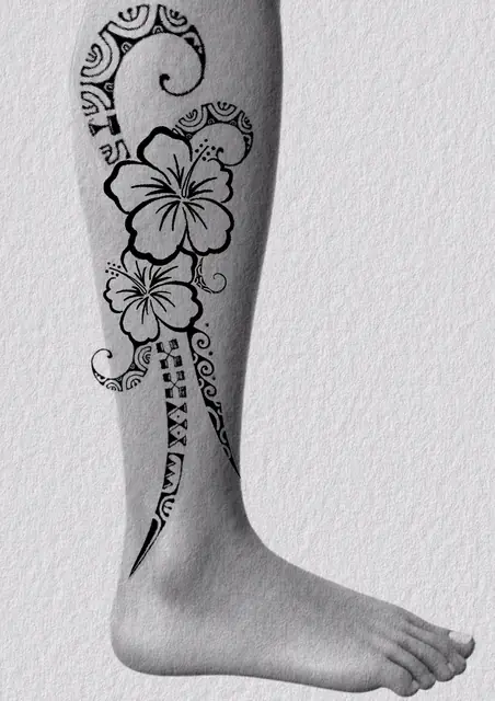 Diseño de tatuaje polinesio disponible para reservar polinesio con hibisco y creciente lunar, dibujado por Leo Martínez en Koru Tatau · A Sailor's Grave Tattoo Barcelona, Granollers.