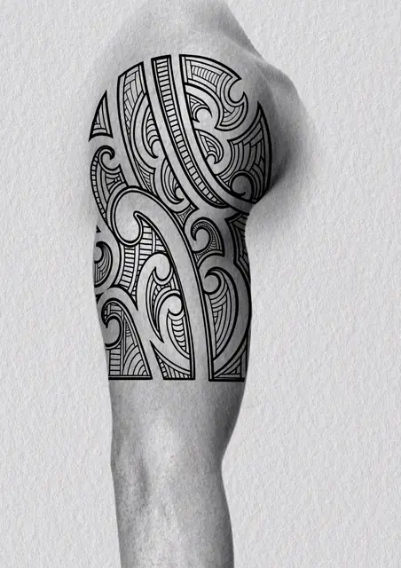 Diseño de tatuaje polinesio disponible para reservar samoano con niho mano y tramas densas, dibujado por Leo Martínez en Koru Tatau · A Sailor's Grave Tattoo Barcelona, Granollers.