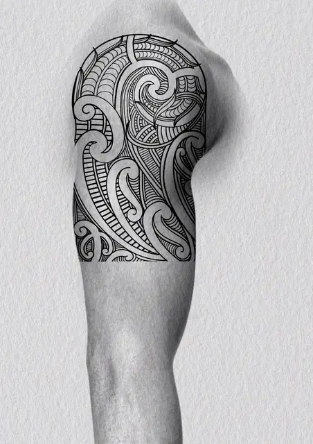 Diseño de tatuaje polinesio disponible para reservar con motivos maoríes y espirales koru, dibujado por Leo Martínez en Koru Tatau · A Sailor's Grave Tattoo Barcelona, Granollers.