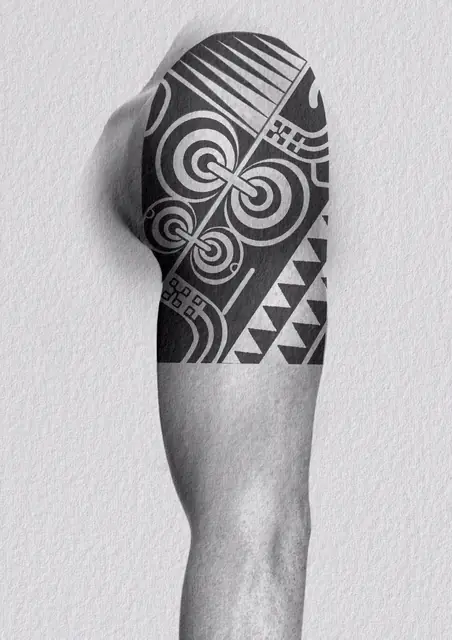 Diseño de tatuaje polinesio disponible para reservar samoano con niho mano y tramas densas, dibujado por Leo Martínez en Koru Tatau · A Sailor's Grave Tattoo Barcelona, Granollers.