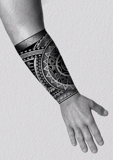 Diseño de tatuaje polinesio disponible para reservar con motivos maoríes y espirales koru, dibujado por Leo Martínez en Koru Tatau · A Sailor's Grave Tattoo Barcelona, Granollers.