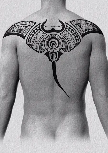 Diseño de tatuaje polinesio disponible para reservar maorí con líneas curvas y ornamento, dibujado por Leo Martínez en Koru Tatau · A Sailor's Grave Tattoo Barcelona, Granollers.
