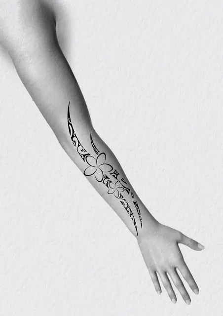 Diseño de tatuaje polinesio disponible para reservar polinesio con hibisco y creciente lunar, dibujado por Leo Martínez en Koru Tatau · A Sailor's Grave Tattoo Barcelona, Granollers.