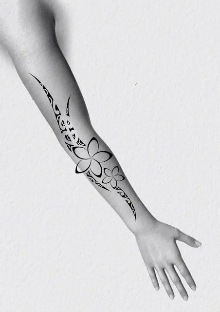 Diseño de tatuaje polinesio disponible para reservar con motivos maoríes y espirales koru, dibujado por Leo Martínez en Koru Tatau · A Sailor's Grave Tattoo Barcelona, Granollers.