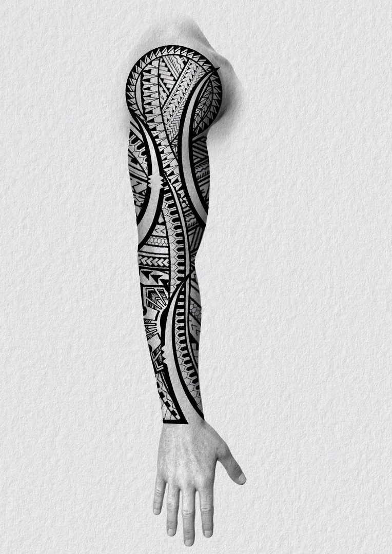 Diseño de tatuaje polinesio disponible para reservar con motivos maoríes y espirales koru, dibujado por Leo Martínez en Koru Tatau · A Sailor's Grave Tattoo Barcelona, Granollers.