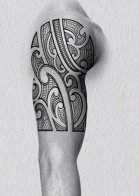 Diseño de tatuaje polinesio disponible para reservar maorí con líneas curvas y ornamento, dibujado por Leo Martínez en Koru Tatau · A Sailor's Grave Tattoo Barcelona, Granollers.