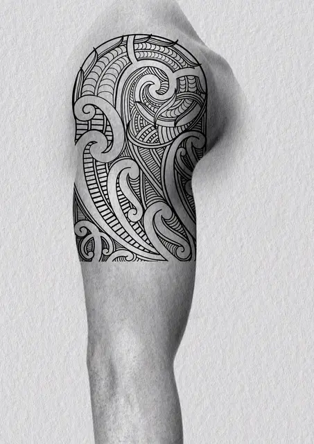 Diseño de tatuaje polinesio disponible para reservar polinesio con hibisco y creciente lunar, dibujado por Leo Martínez en Koru Tatau · A Sailor's Grave Tattoo Barcelona, Granollers.