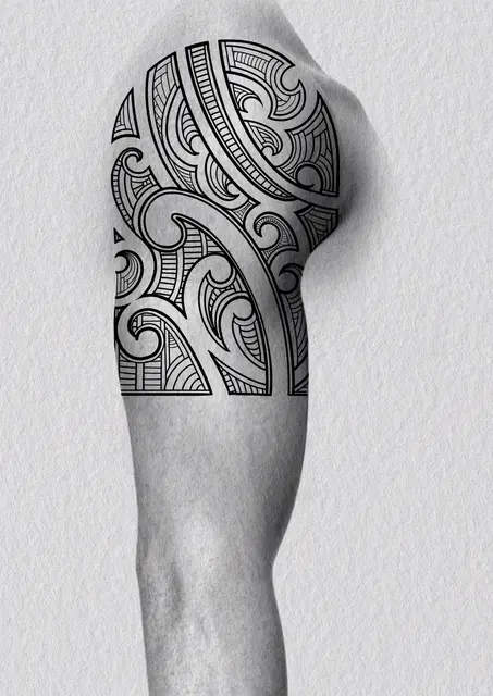 Diseño de tatuaje polinesio disponible para reservar samoano con niho mano y tramas densas, dibujado por Leo Martínez en Koru Tatau · A Sailor's Grave Tattoo Barcelona, Granollers.