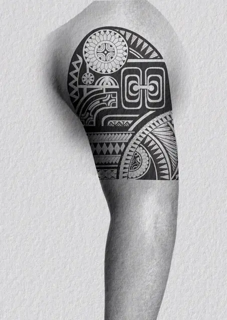 Diseño de tatuaje polinesio disponible para reservar samoano con niho mano y tramas densas, dibujado por Leo Martínez en Koru Tatau · A Sailor's Grave Tattoo Barcelona, Granollers.