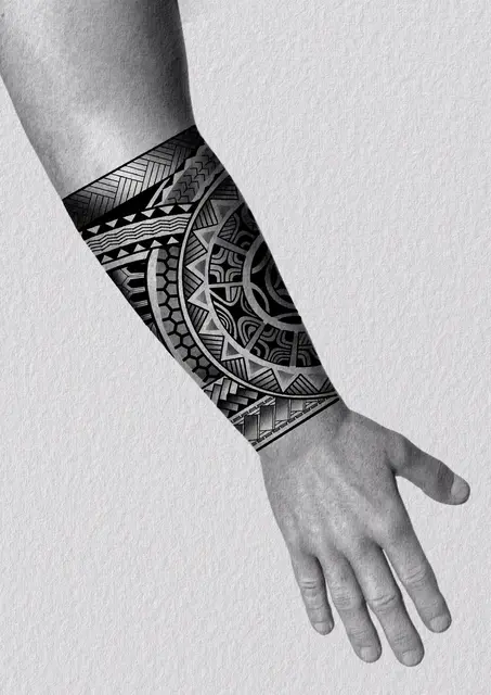 Diseño de tatuaje polinesio disponible para reservar con motivos maoríes y espirales koru, dibujado por Leo Martínez en Koru Tatau · A Sailor's Grave Tattoo Barcelona, Granollers.