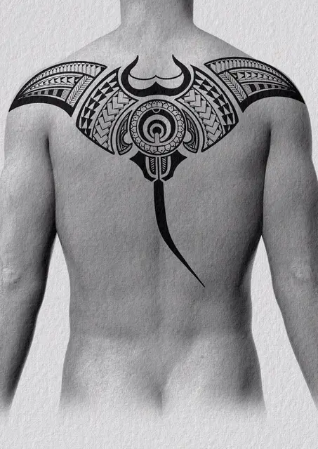 Diseño de tatuaje polinesio disponible para reservar maorí con líneas curvas y ornamento, dibujado por Leo Martínez en Koru Tatau · A Sailor's Grave Tattoo Barcelona, Granollers.