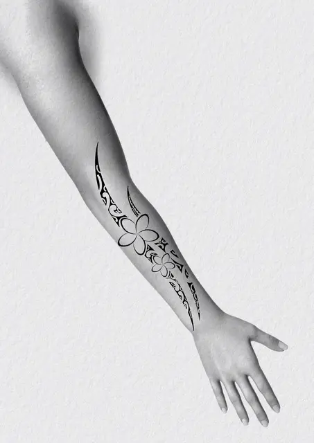Diseño de tatuaje polinesio disponible para reservar polinesio con hibisco y creciente lunar, dibujado por Leo Martínez en Koru Tatau · A Sailor's Grave Tattoo Barcelona, Granollers.