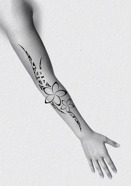 Diseño de tatuaje polinesio disponible para reservar con motivos maoríes y espirales koru, dibujado por Leo Martínez en Koru Tatau · A Sailor's Grave Tattoo Barcelona, Granollers.