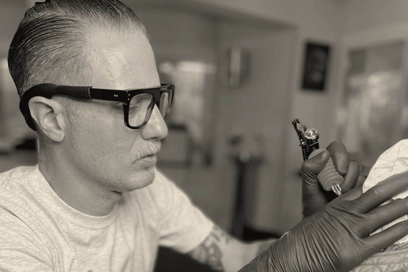 Leo Martínez tatuando en A Sailor's Grave Tattoo, su estudio privado en Granollers (Barcelona).