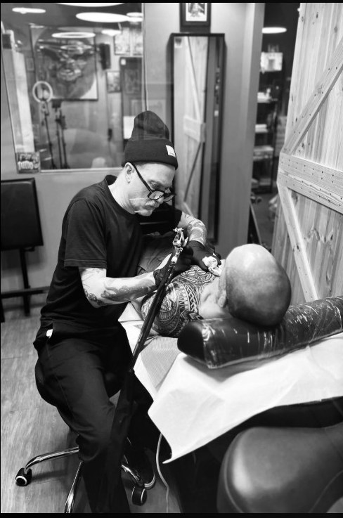 Leo Martínez tatuando en sesión, en su estudio de Granollers