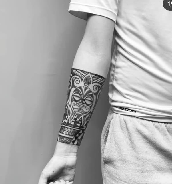 Pieza polinesia con tiki (motivo marquesano) en antebrazo, trabajo de Leo Martínez