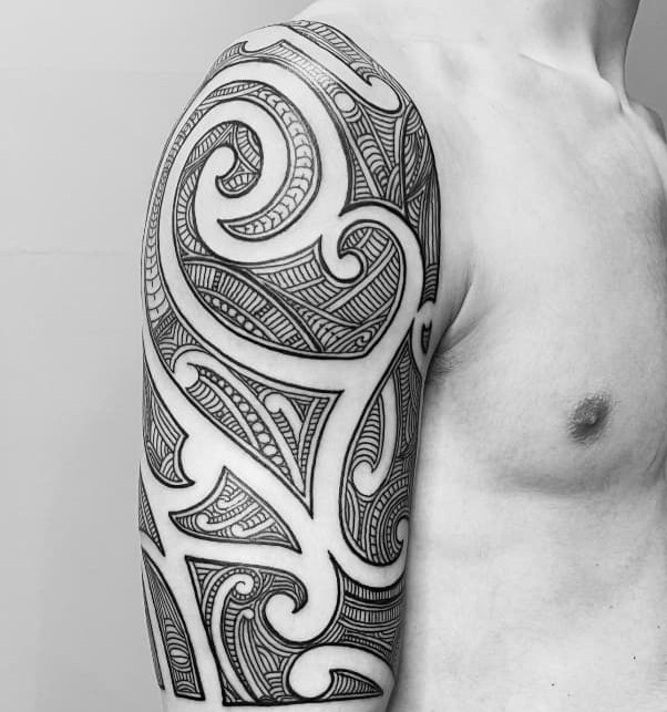 Manga maorí con espirales koru fluidas, trabajo de Leo Martínez