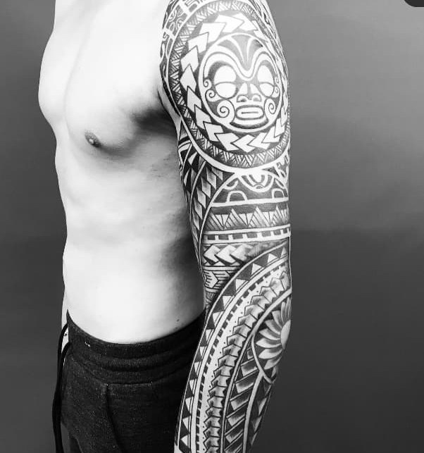 Manga polinesia con motivos voladores y de viaje espiritual, trabajo de Leo Martínez