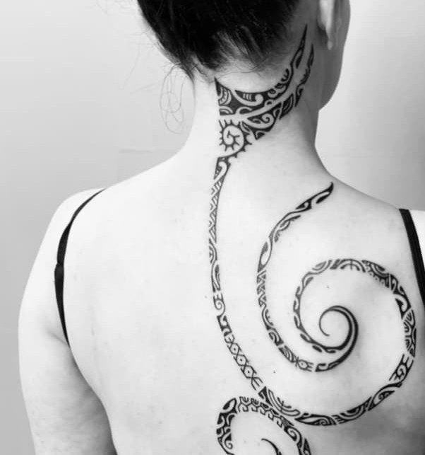 Tā moko de cuello con elementos māori incluyendo formas de anzuelo, trabajo de Leo Martínez