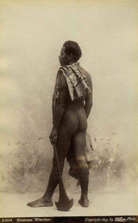 Guerrero samoano con pe'a tradicional, evocando la conexión con Tangaroa, Taber 1894