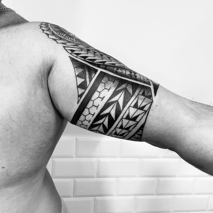 Tatuaje tribal polinesio en antebrazo realizado por Leo Martínez en Koru Tatau · A Sailor's Grave Tattoo, Granollers (Barcelona).