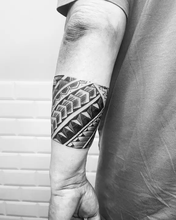 Tatuaje tribal polinesio en brazo realizado por Leo Martínez en Koru Tatau · A Sailor's Grave Tattoo, Granollers (Barcelona).