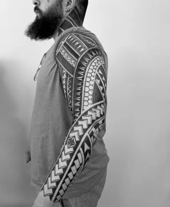 Tatuaje tribal polinesio en hombro realizado por Leo Martínez en Koru Tatau · A Sailor's Grave Tattoo, Granollers (Barcelona).