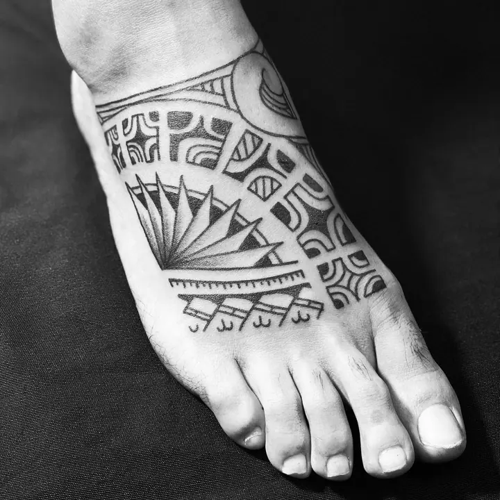 Tatuaje tribal polinesio en pecho realizado por Leo Martínez en Koru Tatau · A Sailor's Grave Tattoo, Granollers (Barcelona).