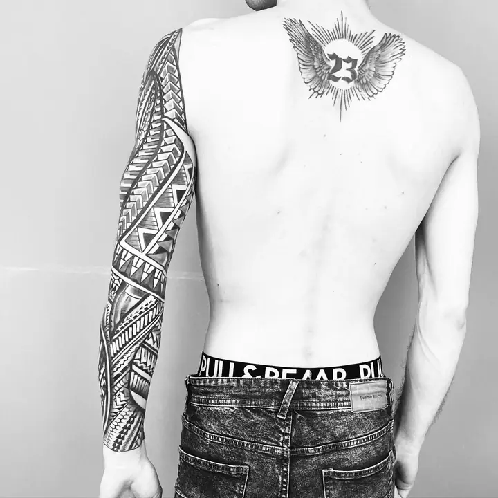 Tatuaje tribal polinesio en espalda realizado por Leo Martínez en Koru Tatau · A Sailor's Grave Tattoo, Granollers (Barcelona).