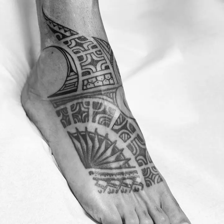 Tatuaje tribal polinesio en gemelo realizado por Leo Martínez en Koru Tatau · A Sailor's Grave Tattoo, Granollers (Barcelona).