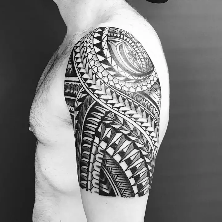 Hombro y brazo — tatuaje polinesio realizado por Leo Martínez en Koru Tatau · A Sailor's Grave Tattoo, Granollers (Barcelona).