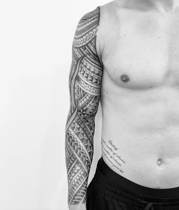Tatuaje tribal polinesio en banda de brazo realizado por Leo Martínez en Koru Tatau · A Sailor's Grave Tattoo, Granollers (Barcelona).
