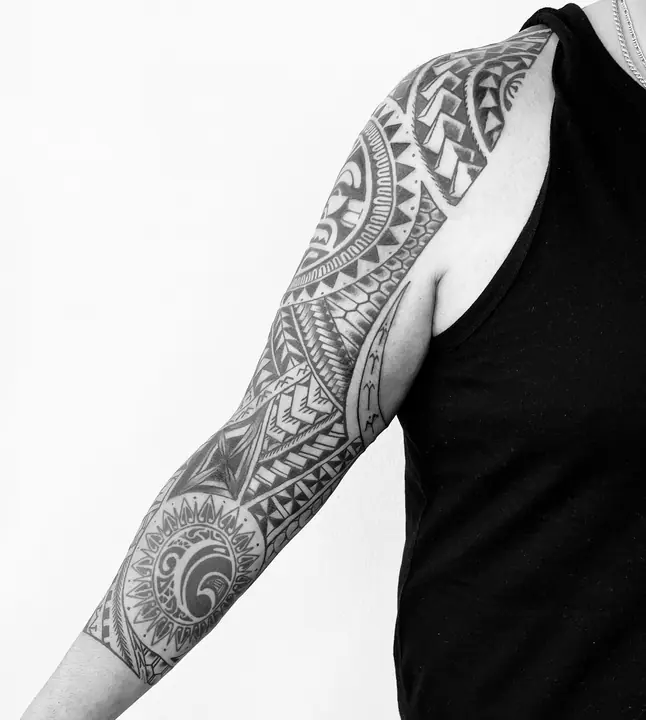 Tatuaje tribal polinesio en hombro y pecho realizado por Leo Martínez en Koru Tatau · A Sailor's Grave Tattoo, Granollers (Barcelona).