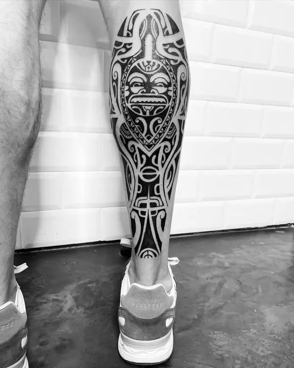 Tatuaje tribal polinesio en antebrazo realizado por Leo Martínez en Koru Tatau · A Sailor's Grave Tattoo, Granollers (Barcelona).