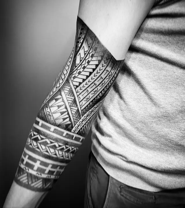 Tatuaje tribal polinesio en brazo realizado por Leo Martínez en Koru Tatau · A Sailor's Grave Tattoo, Granollers (Barcelona).
