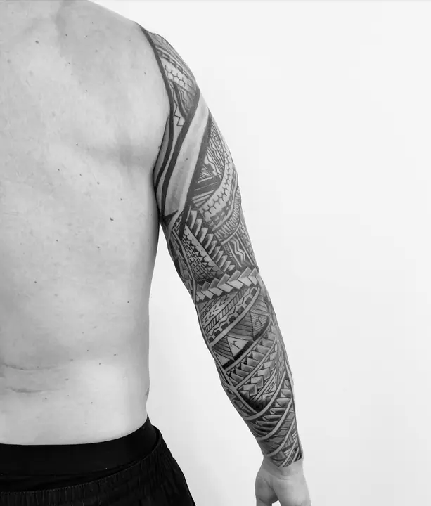 Tatuaje tribal polinesio en hombro realizado por Leo Martínez en Koru Tatau · A Sailor's Grave Tattoo, Granollers (Barcelona).
