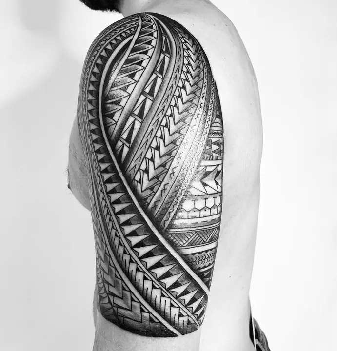 Tatuaje tribal polinesio en pecho realizado por Leo Martínez en Koru Tatau · A Sailor's Grave Tattoo, Granollers (Barcelona).