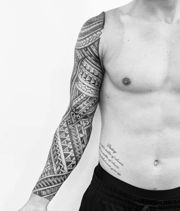 Manga completa — tatuaje polinesio realizado por Leo Martínez en Koru Tatau · A Sailor's Grave Tattoo, Granollers (Barcelona).