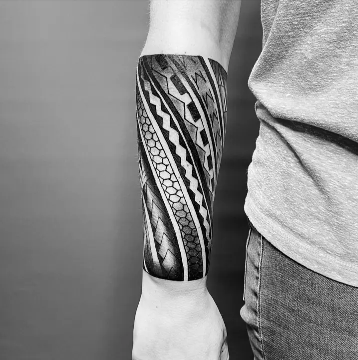 Tatuaje tribal polinesio en gemelo realizado por Leo Martínez en Koru Tatau · A Sailor's Grave Tattoo, Granollers (Barcelona).