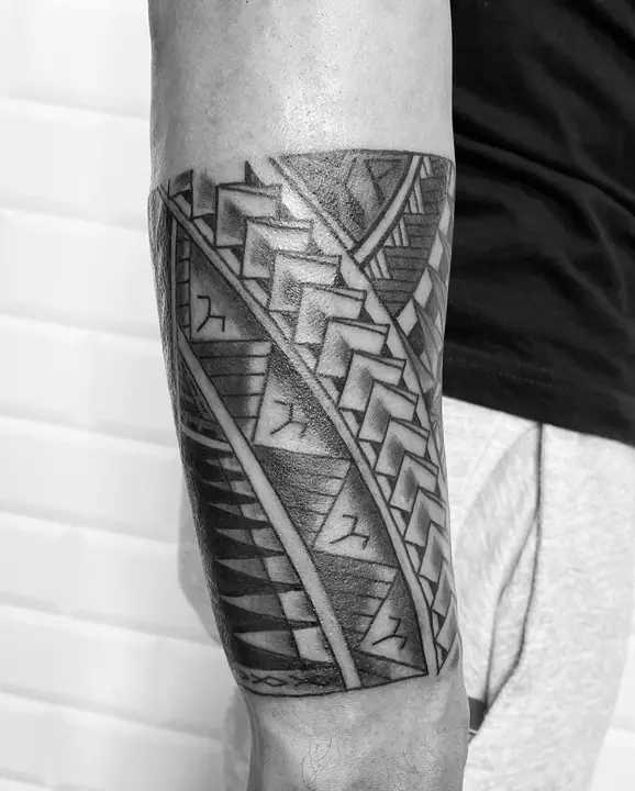 Tatuaje tribal polinesio en pierna realizado por Leo Martínez en Koru Tatau · A Sailor's Grave Tattoo, Granollers (Barcelona).