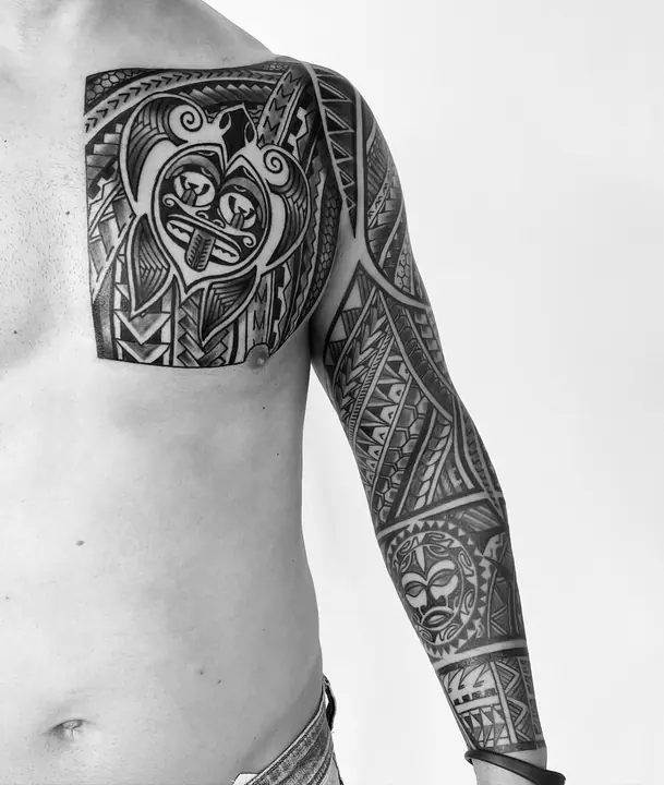 Tatuaje tribal polinesio en pantorrilla realizado por Leo Martínez en Koru Tatau · A Sailor's Grave Tattoo, Granollers (Barcelona).