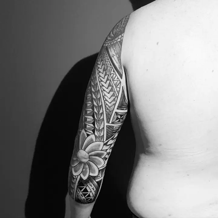Tatuaje tribal polinesio en hombro y pecho realizado por Leo Martínez en Koru Tatau · A Sailor's Grave Tattoo, Granollers (Barcelona).