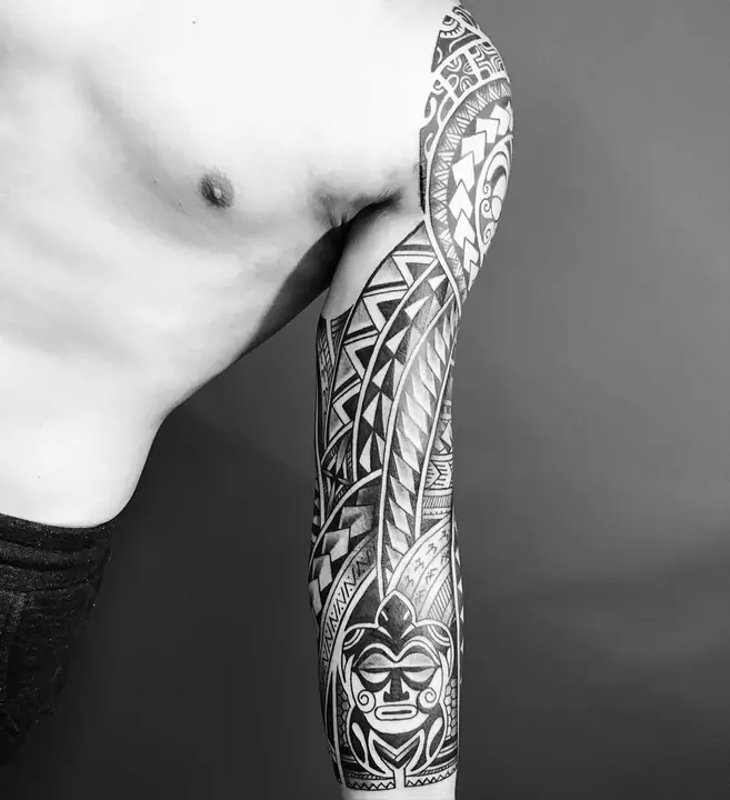 Tatuaje tribal polinesio en manga completa realizado por Leo Martínez en Koru Tatau · A Sailor's Grave Tattoo, Granollers (Barcelona).