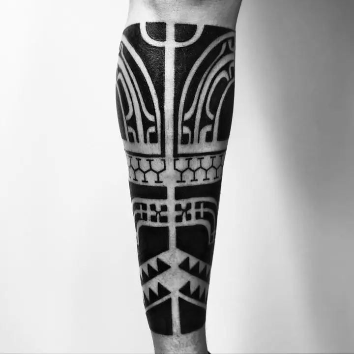 Tatuaje tribal polinesio en antebrazo realizado por Leo Martínez en Koru Tatau · A Sailor's Grave Tattoo, Granollers (Barcelona).