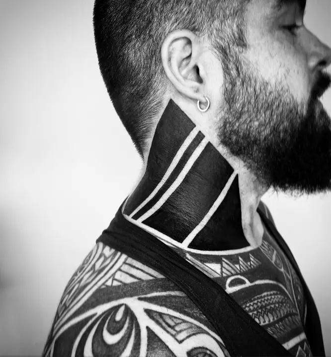 Tatuaje tribal polinesio en brazo realizado por Leo Martínez en Koru Tatau · A Sailor's Grave Tattoo, Granollers (Barcelona).