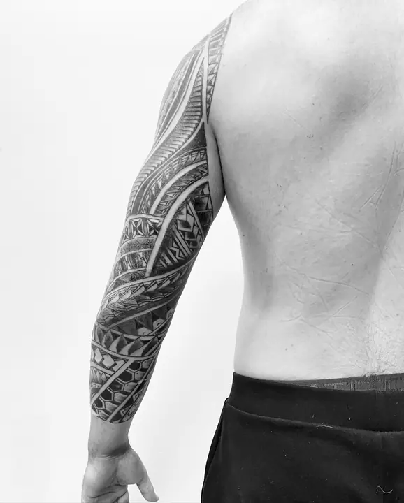 Tatuaje tribal polinesio en hombro realizado por Leo Martínez en Koru Tatau · A Sailor's Grave Tattoo, Granollers (Barcelona).
