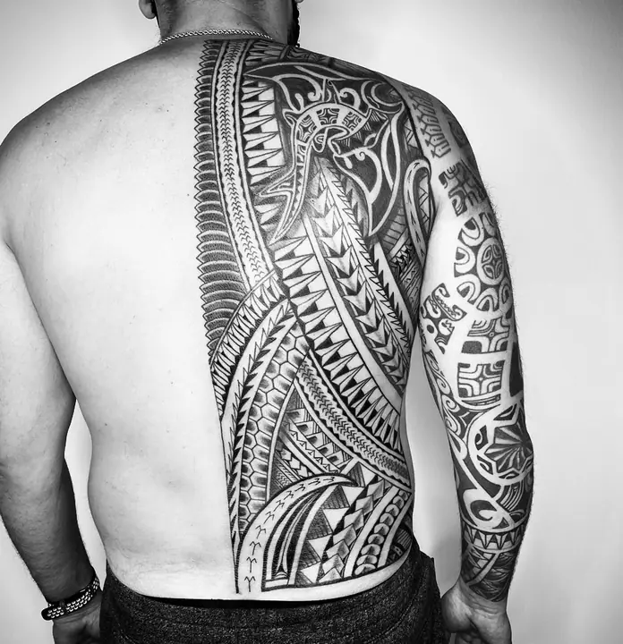 Tatuaje tribal polinesio en pecho realizado por Leo Martínez en Koru Tatau · A Sailor's Grave Tattoo, Granollers (Barcelona).