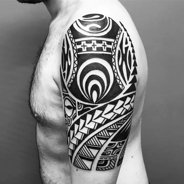 Tatuaje tribal polinesio en gemelo realizado por Leo Martínez en Koru Tatau · A Sailor's Grave Tattoo, Granollers (Barcelona).